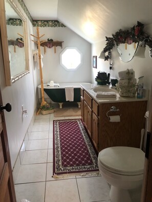 Hair dryer, towels, soap, shampoo - Relax in a Peaceful Country Home in the Blue Ridge Mountains. Enjoy Local Events (Sparta)