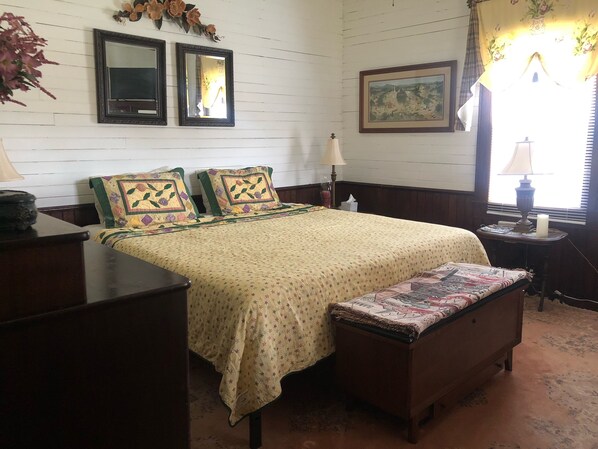 4 bedrooms, iron/ironing board, free WiFi, bed sheets - Relax in a Peaceful Country Home in the Blue Ridge Mountains. Enjoy Local Events (Sparta)