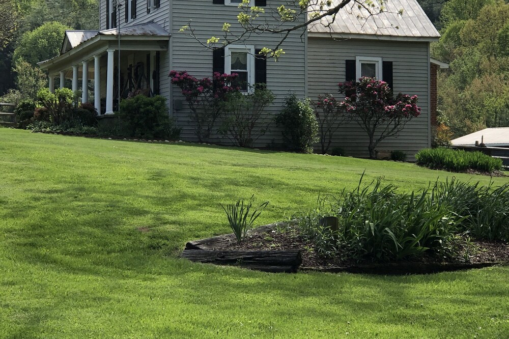 Relax in a Peaceful Country Home in the Blue Ridge Mountains. Enjoy Local Events