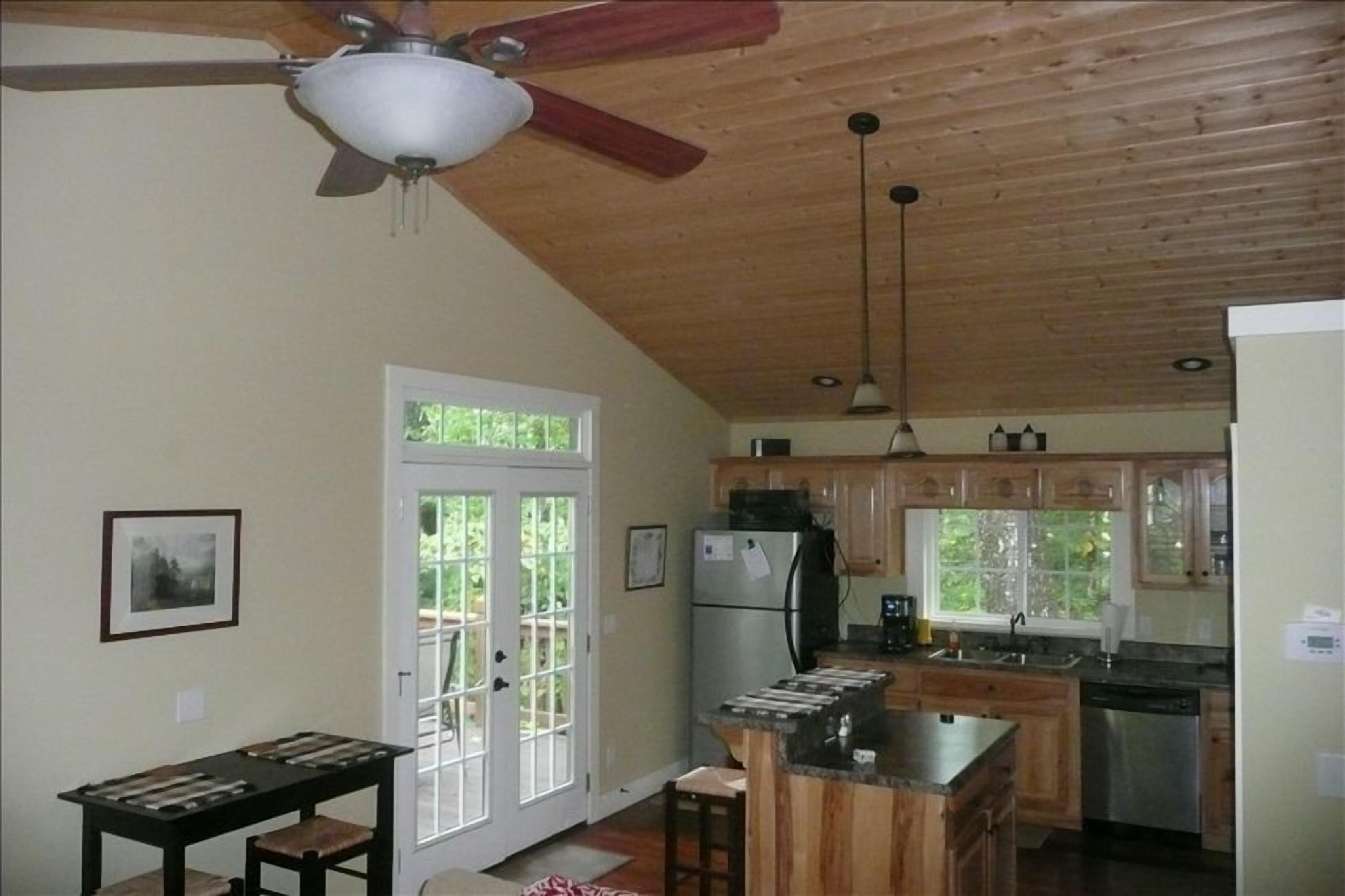 Tree House Views, large deck, Wifi 