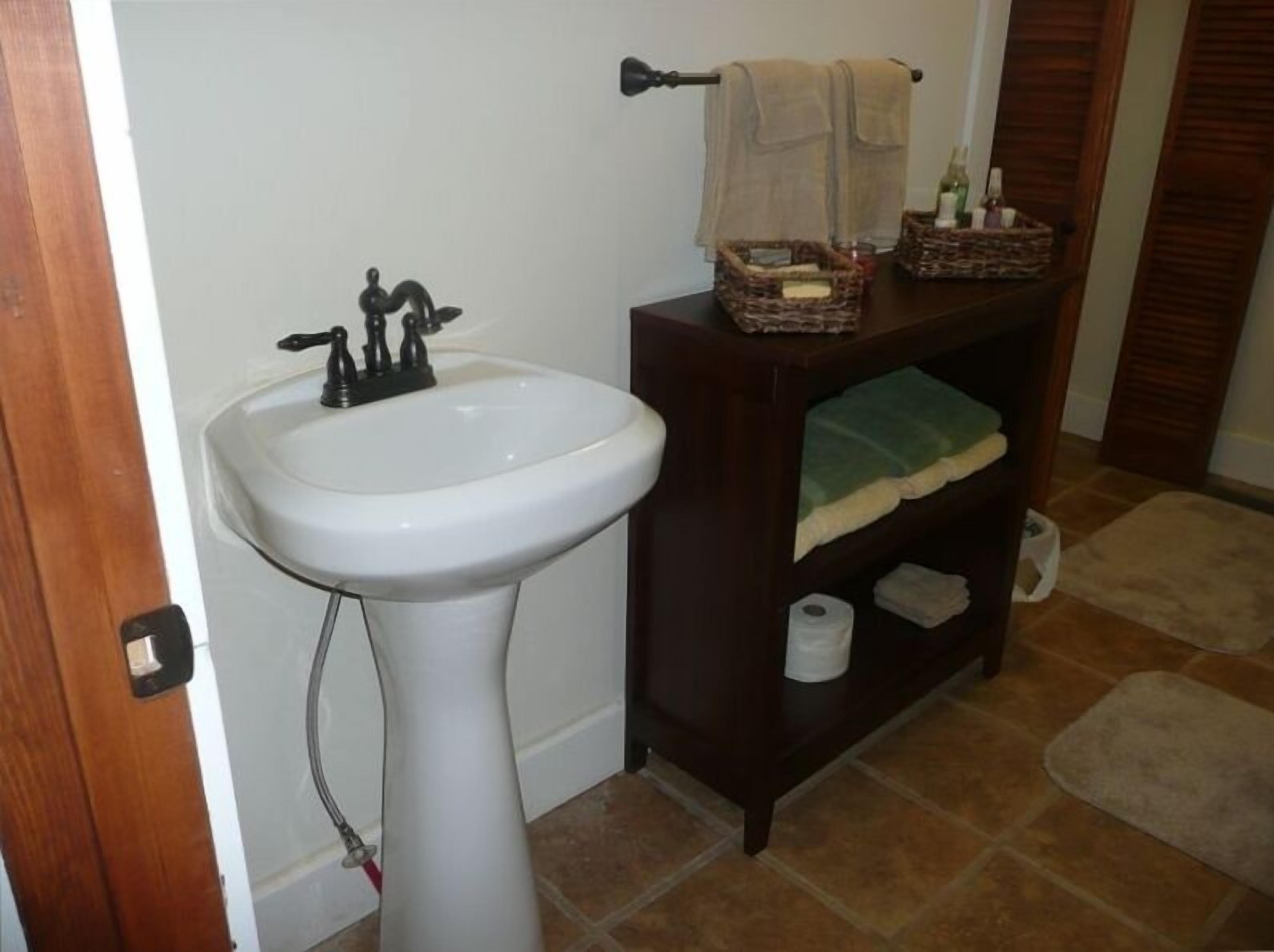 Tree House Views, large deck, Wifi 