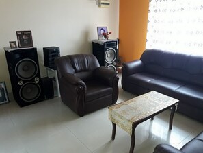 Lobby sitting area - Wattle Inn (Negombo)