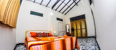 Chambre triple Deluxe (AC) | Literie de qualitĂ©, bureau, systĂšme dâinsonorisation