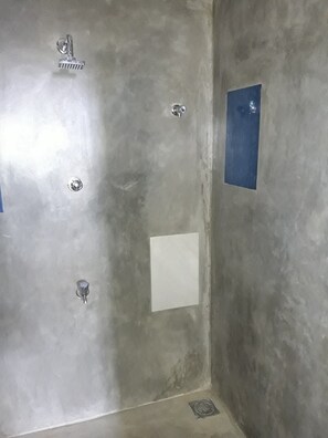 الدش داخل الحمام