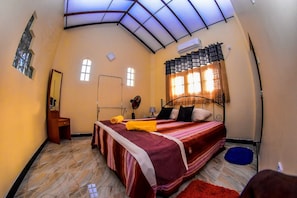 Chambre Deluxe double (AC) | Literie de qualitĂ©, systĂšme dâinsonorisation, accĂšs au Wi-Fi (inclus)
