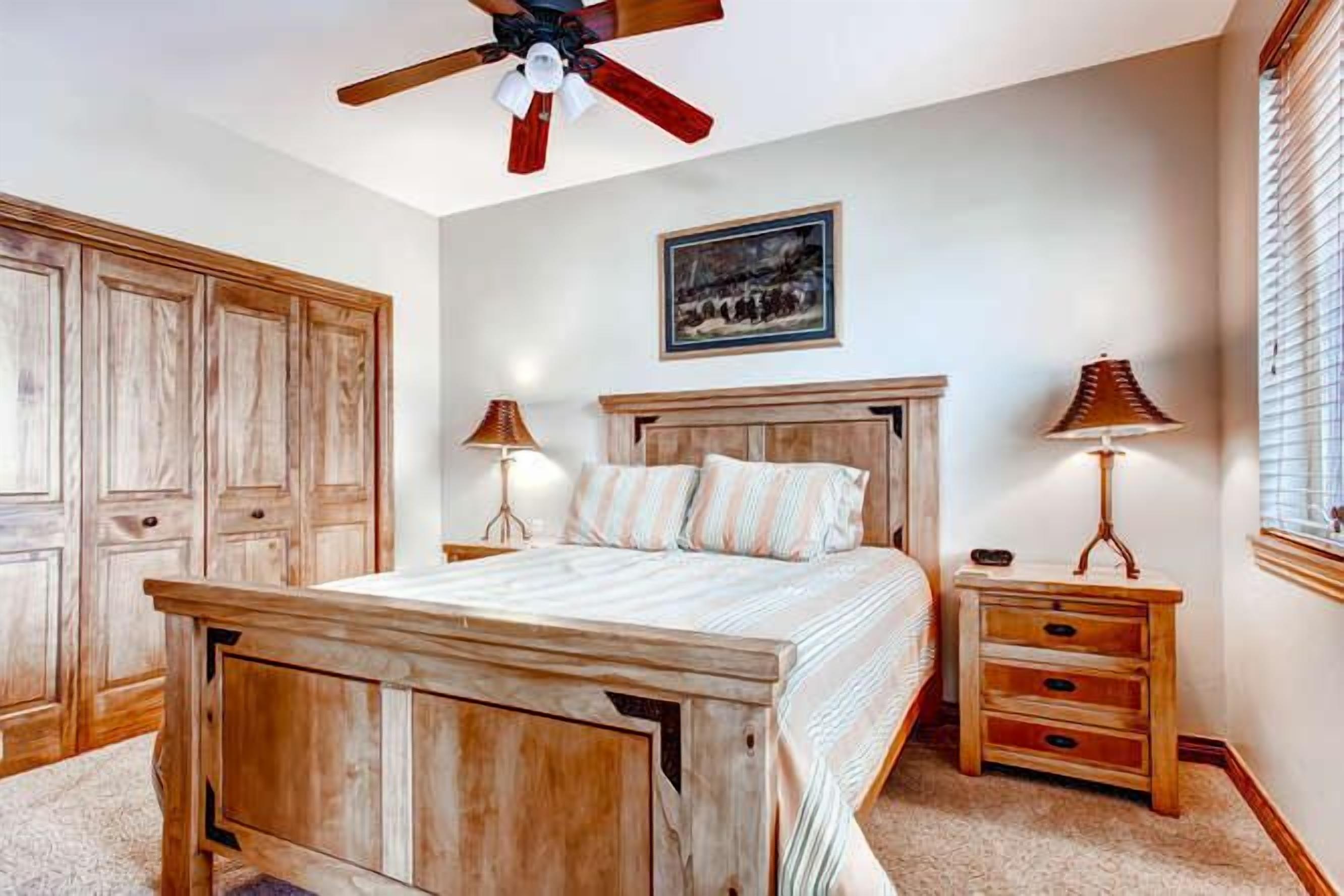 Beautiful, Upscale Condo.  Shuttle to Ski, Walk to Restaurants!