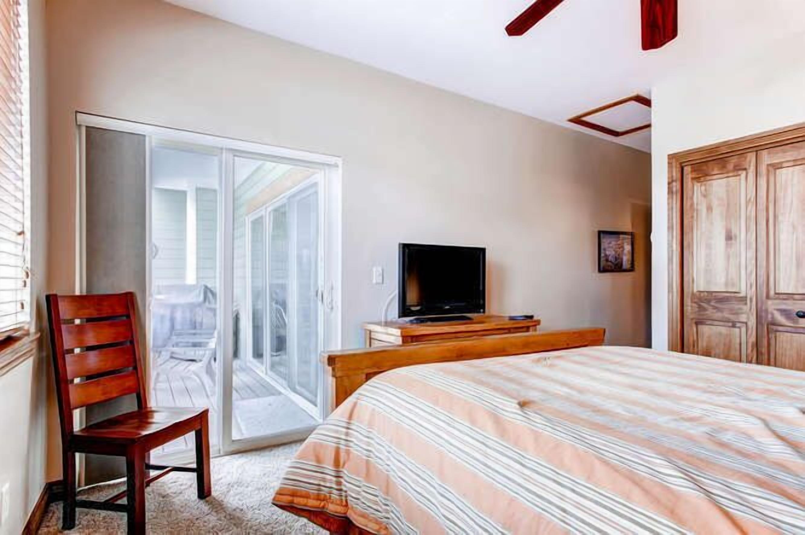 Beautiful, Upscale Condo.  Shuttle to Ski, Walk to Restaurants!