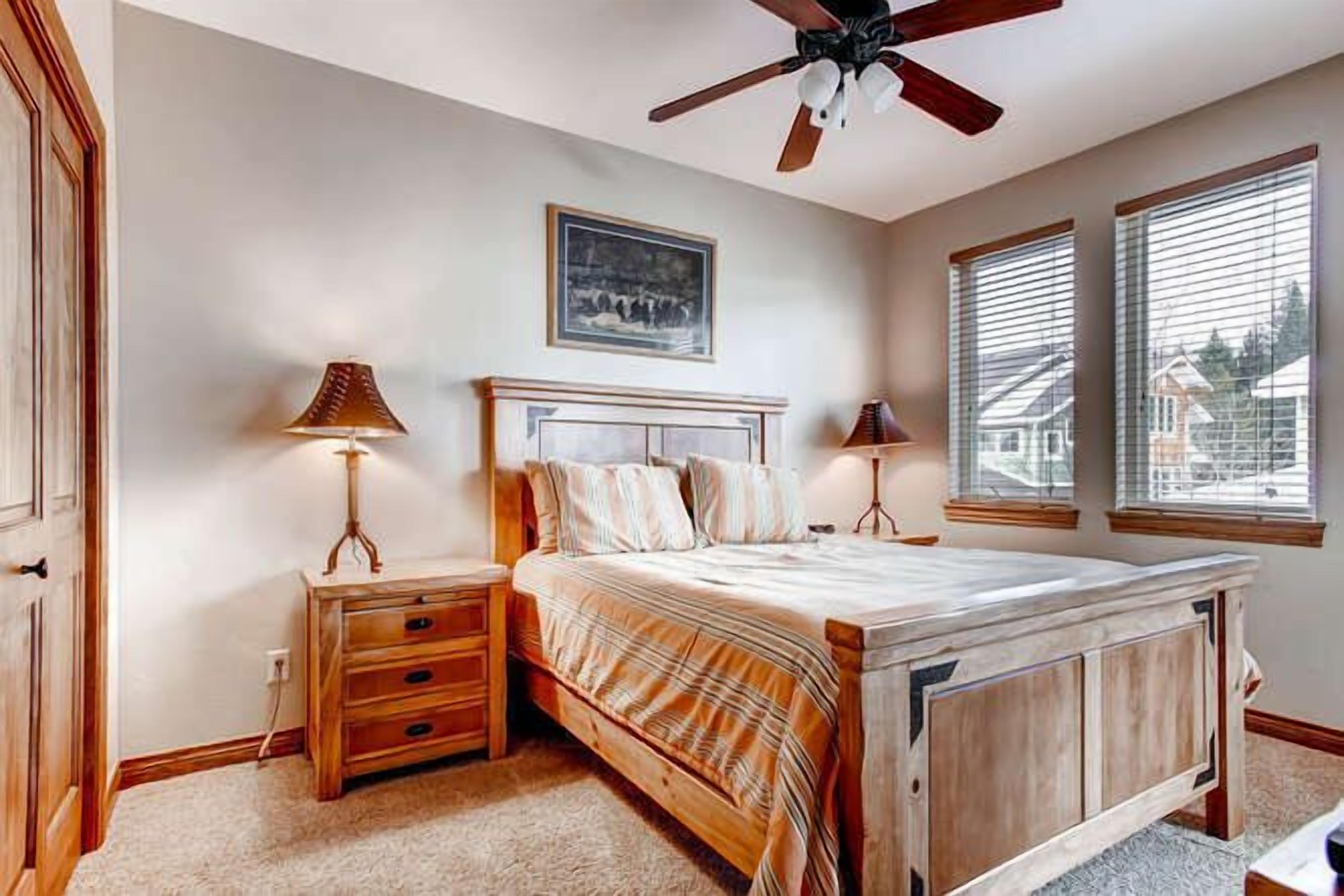 Beautiful, Upscale Condo.  Shuttle to Ski, Walk to Restaurants!