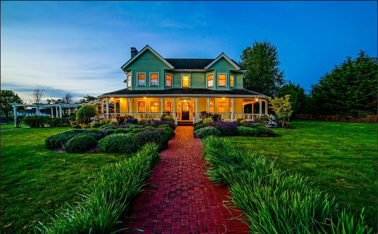 🌹GardenSuite🌹 King Bed.Steps from Everything in Village.WIFI.Breakfast.Relax