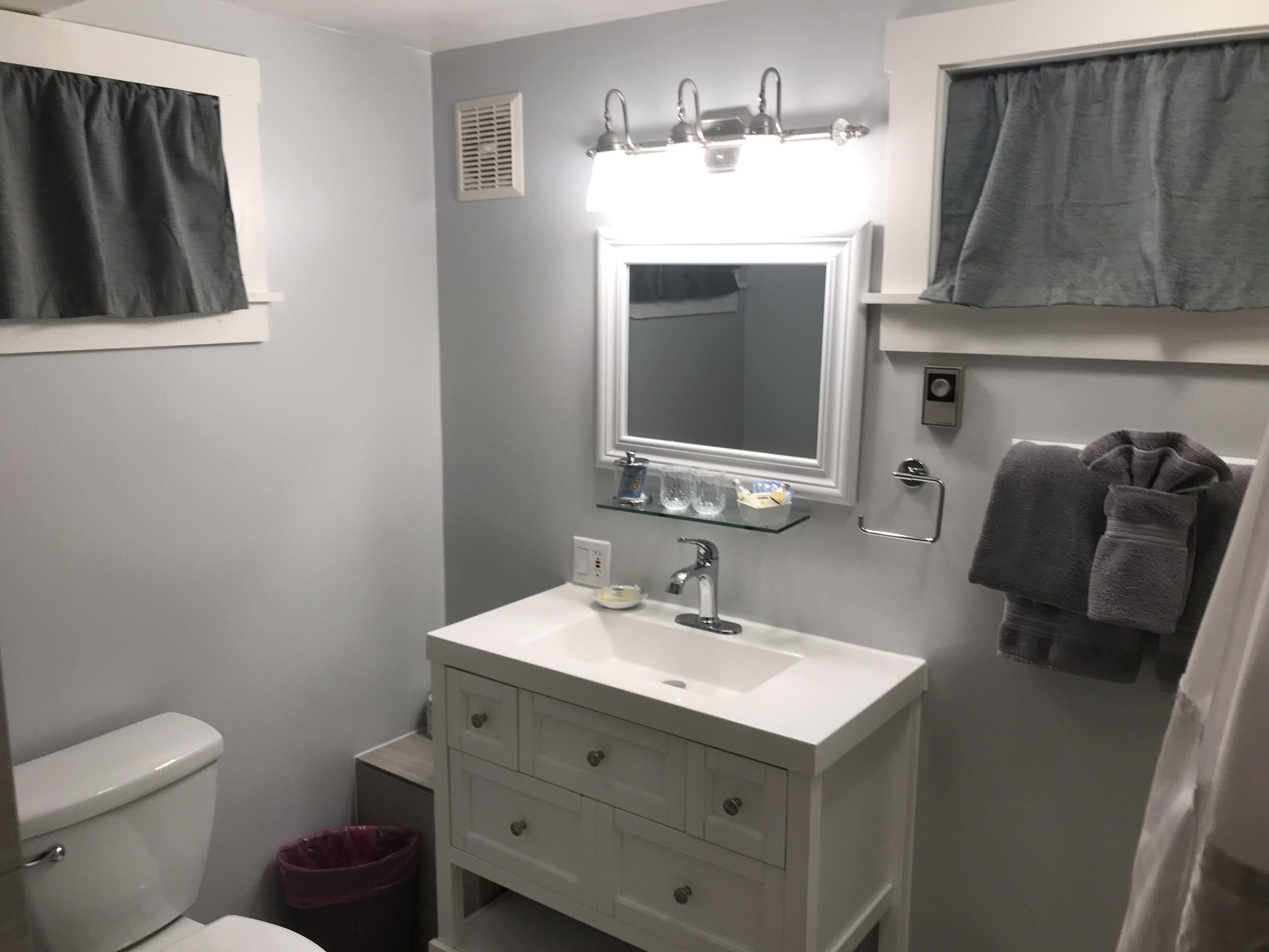 🌹GardenSuite🌹 King Bed.Steps from Everything in Village.WIFI.Breakfast.Relax