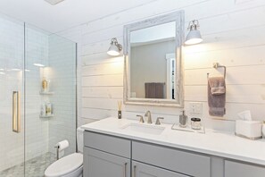 Chuveiro, chuveiro com efeito de chuva, secador de cabelo 