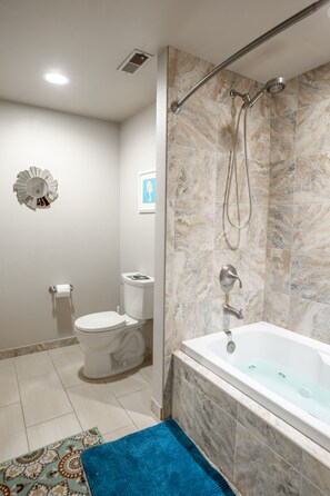 Tina con regadera, tina de hidromasaje, secadora de cabello, toallas