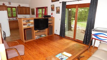 Fernseher, DVD-Player, Bücher, Stereoanlage