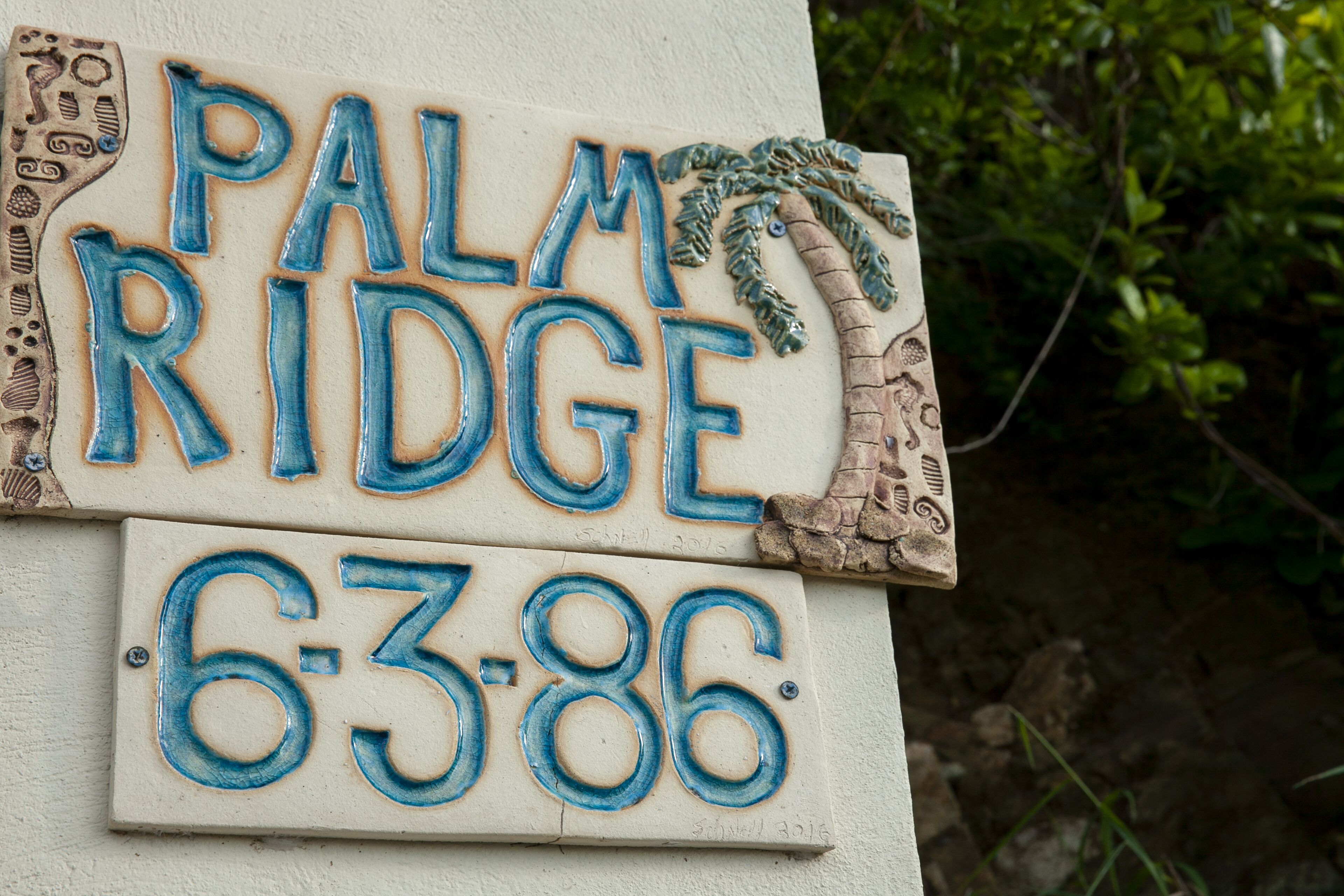 A sign with the text "PALM RIDGE" and the number "63-86".