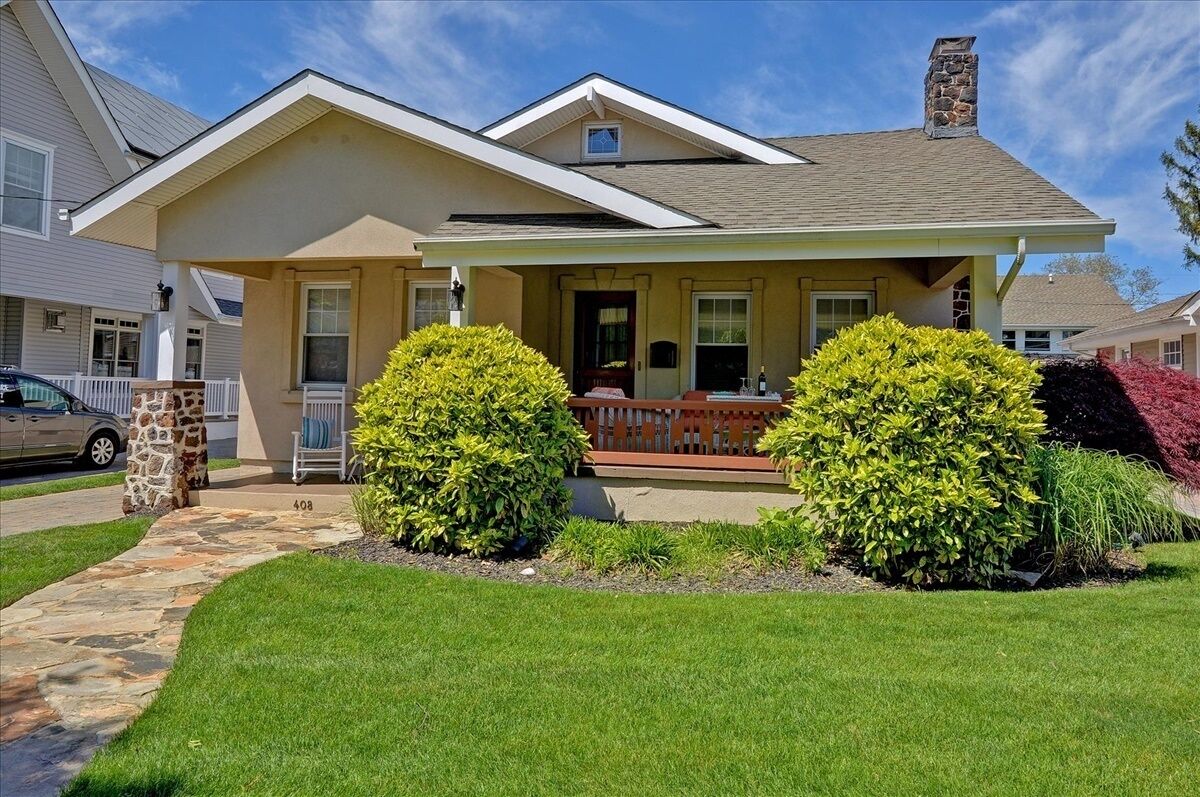 Restored Craftsman (Add'l Carriage House -1309761) Badges, Towels, Linens