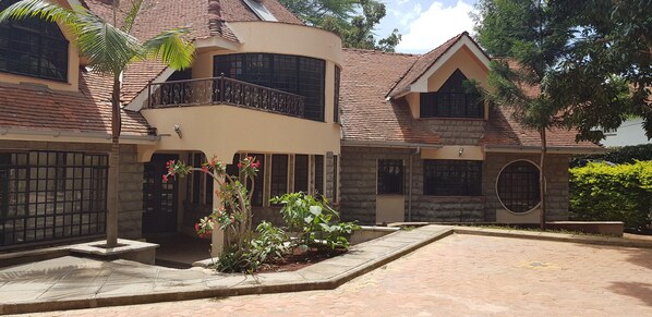 Exterior - Spacious and Magnificent Villa with Mature Private Gardens (Nairobi)
