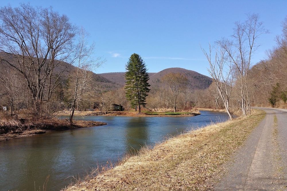 A Beautiful Cabin on Pine Creek. Hike, Bike, Ride, Float Right From the Cabin.