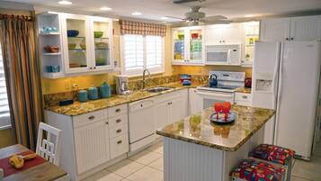 House, 2 Katil Ratu (Queen), Non Smoking | Dapur peribadi | Peti sejuk/penyejuk beku saiz penuh, ketuhar gelombang mikro, ketuhar