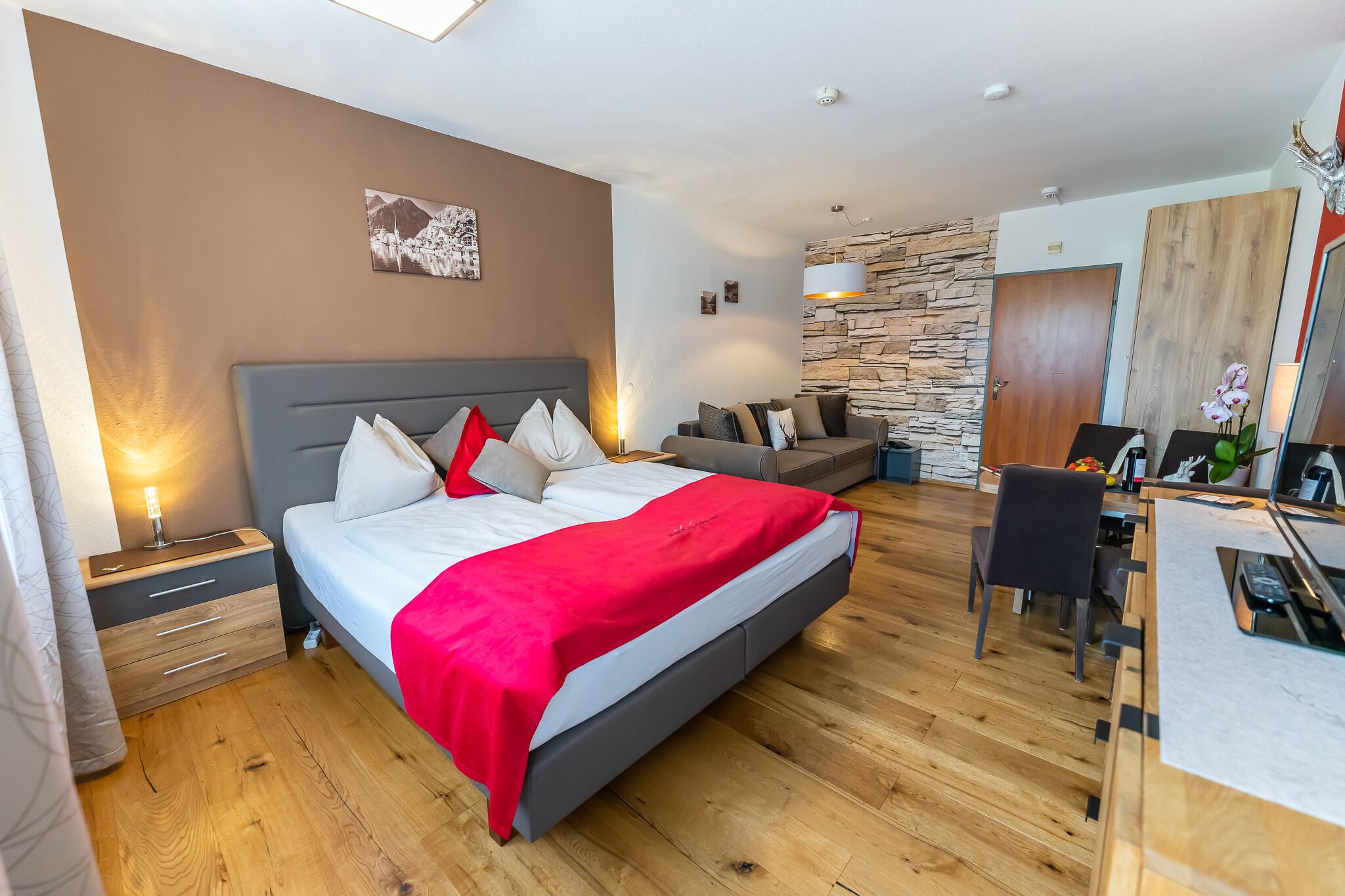 Deluxe-Studiosuite, Balkon, Bergblick (Hallstatt Dachstein Inn) | Wohnbereich | 43-Zoll-Flachbildfernseher mit Kabelempfang, Fernseher, Netflix