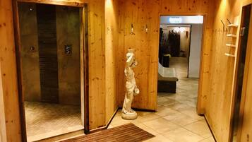 Sauna seca, sauna a vapor, massagens com pedras quentes