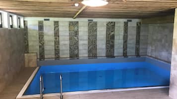 Innendørsbasseng og solsenger