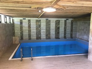 室内游泳池，08:00 至 19:00 开放，日光浴躺椅