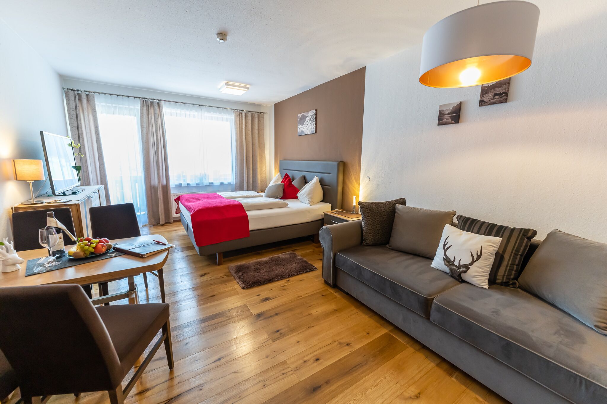 Deluxe-Studiosuite, Balkon, Bergblick (Hallstatt Dachstein Inn) | Wohnbereich | 43-Zoll-Flachbildfernseher mit Kabelempfang, Fernseher, Netflix