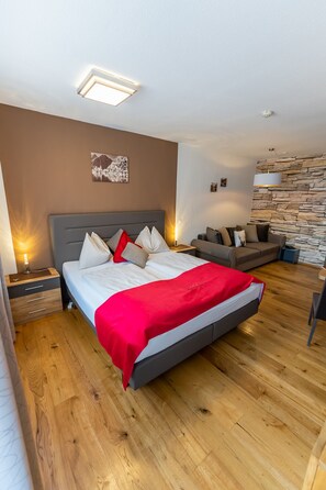 Deluxe Studio Suite, Balcony, Mountain View (Hallstatt Dachstein Inn) | Living area | 43-inch flat-screen TV with cable channels, TV, Netflix