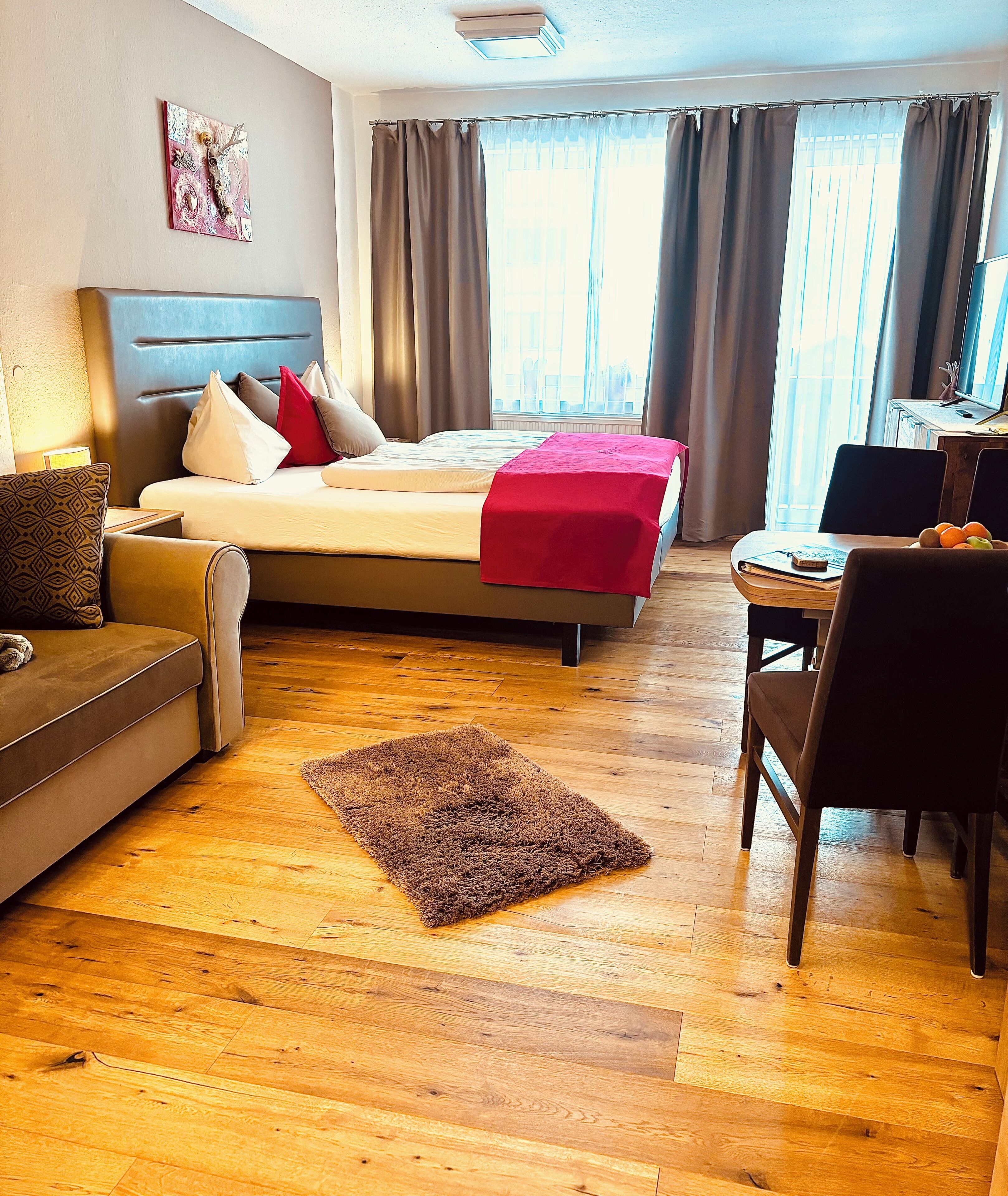 Suite estudio Deluxe, balcón, vista a la montaña (Hallstatt Dachstein Inn) | Caja de seguridad en la habitación y escritorio 