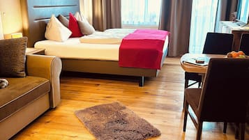 Suite estudio Deluxe, balcón, vista a la montaña (Hallstatt Dachstein Inn) | Caja de seguridad en la habitación y escritorio