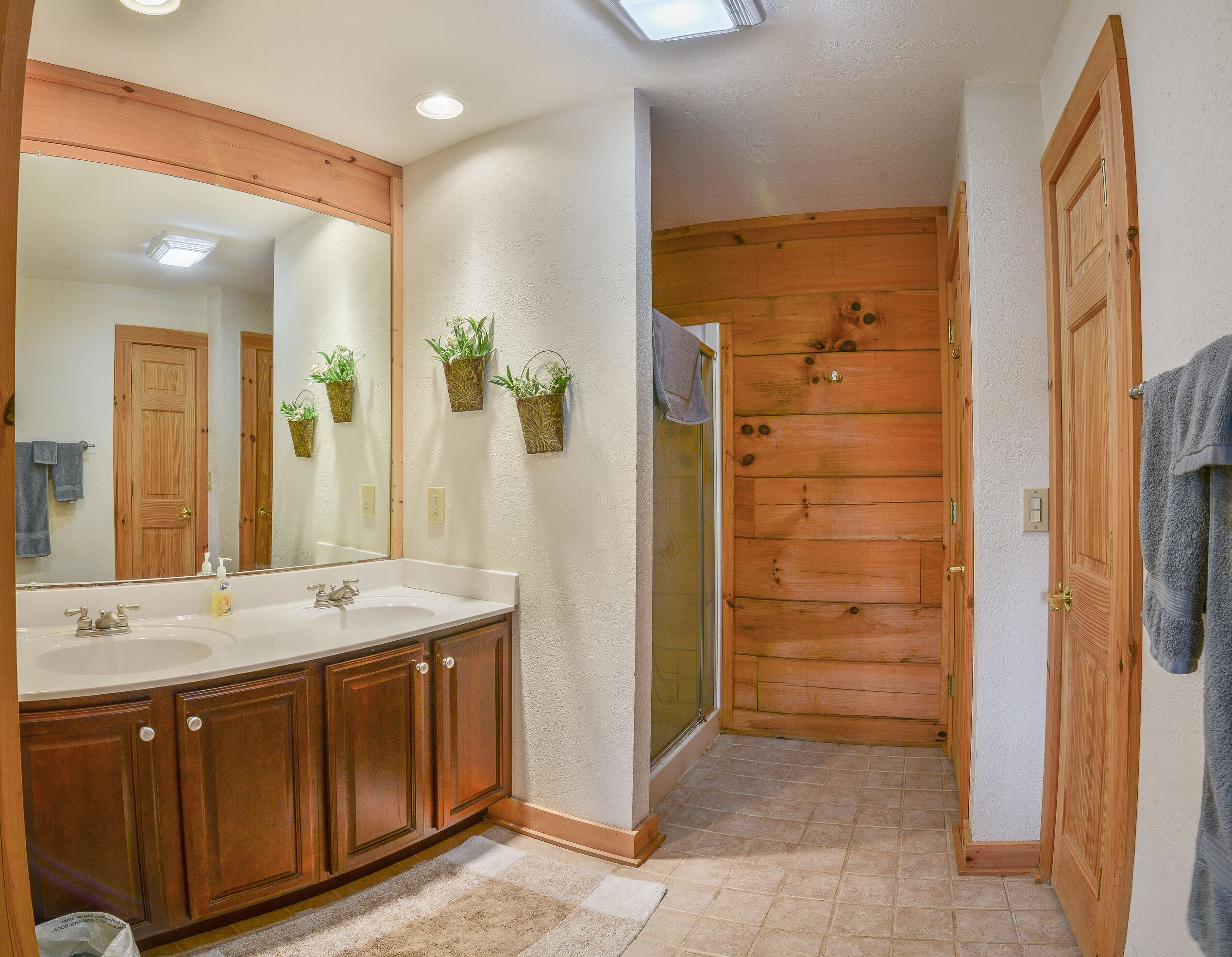 Main level master bath 
