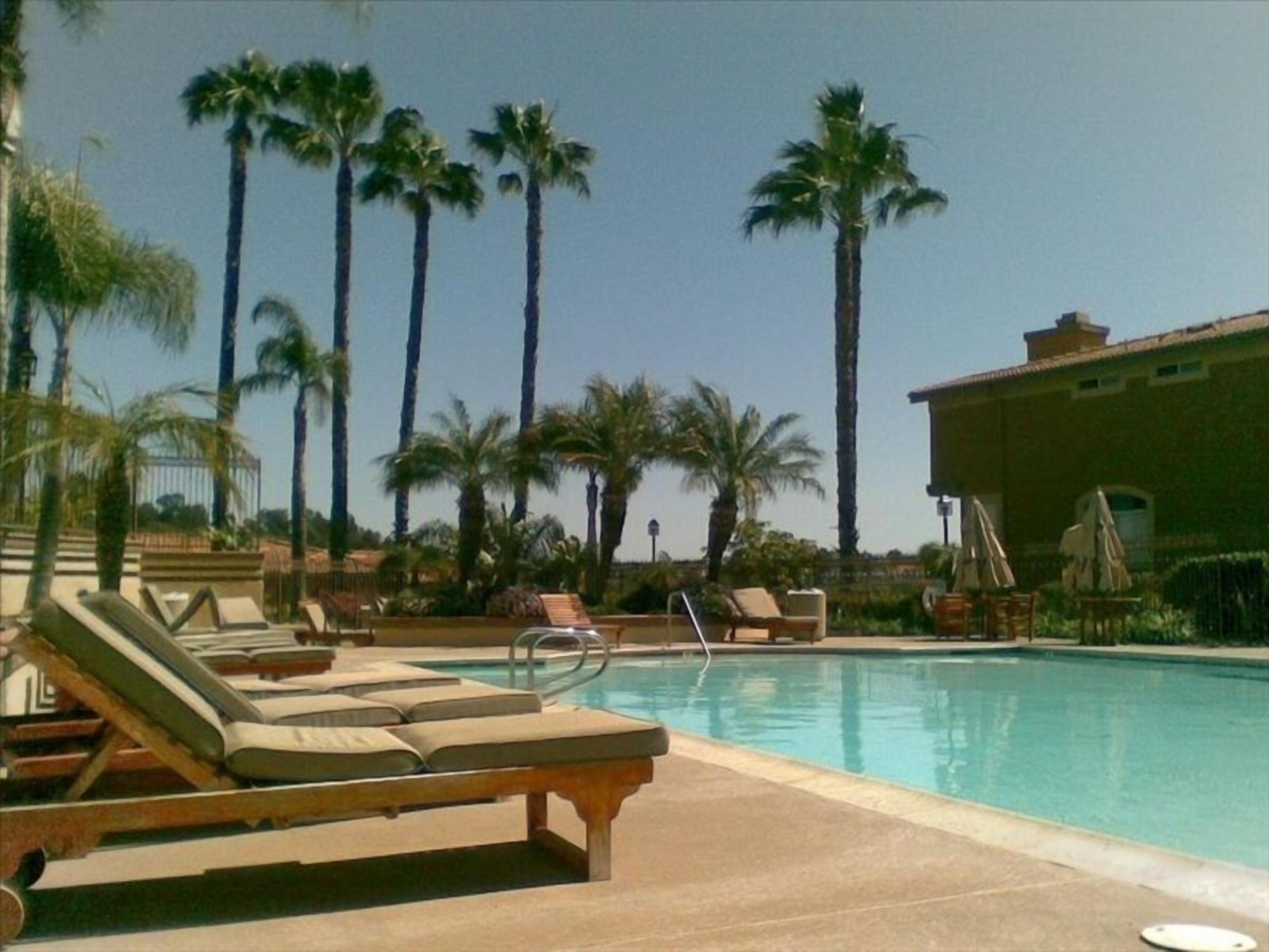 Laguna Condo W/Attached Garage, Pool/Jacuzzis/Gym/