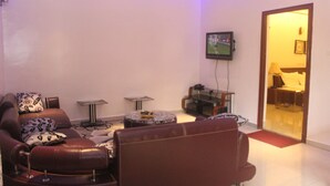 Executive Suite, 1 King Bed, Non Smoking | Desk, iron/ironing board (on request), cribs (free), WiFi (free) - Beautiful Gate Hotel (Cotonou)