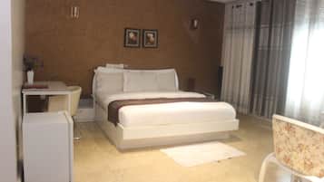 Business Room, 1 King Bed, Non Smoking | Individually decorated, individually furnished, desk, iron/ironing board