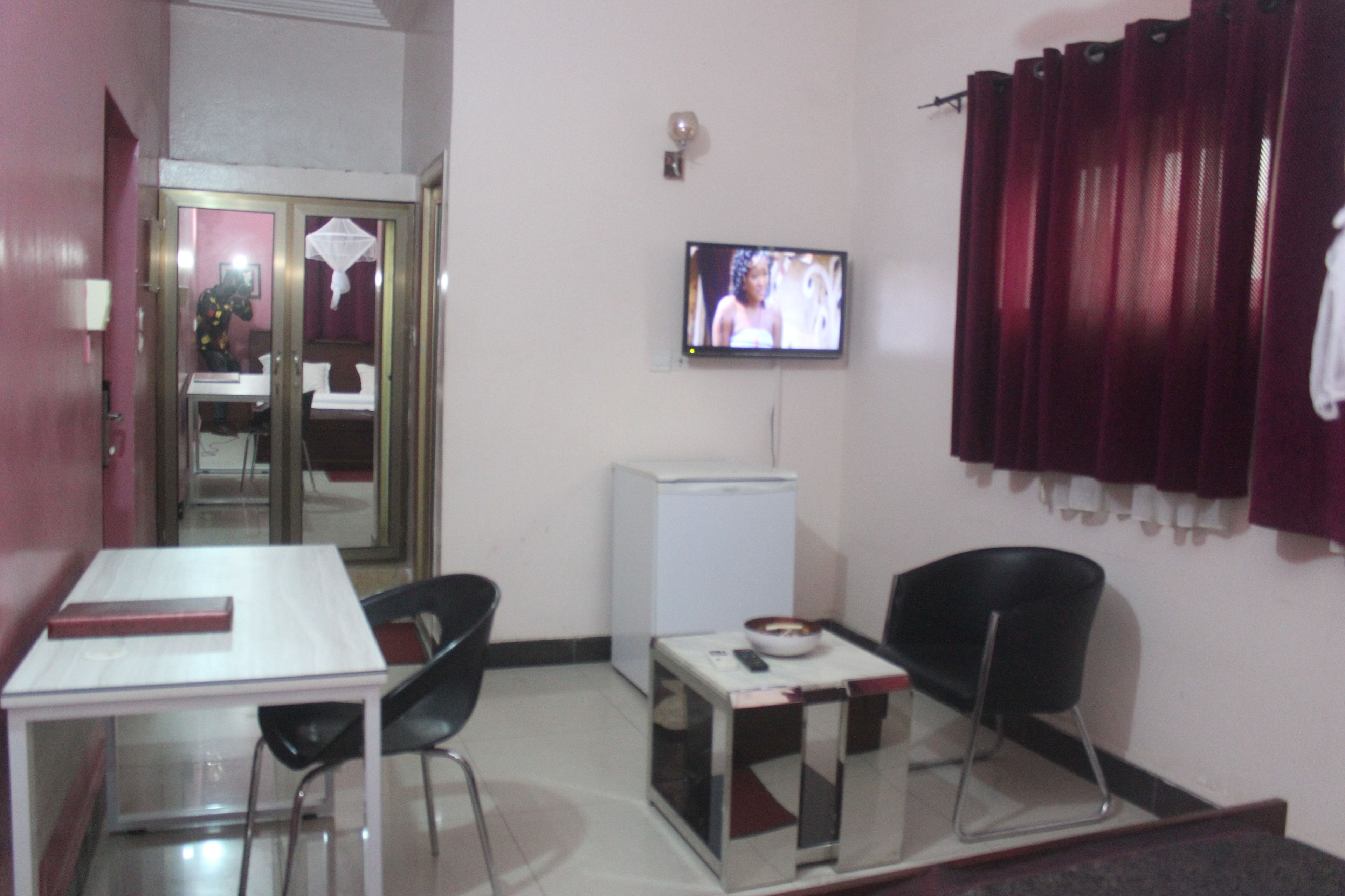 Standard Room, 1 Large Twin Bed, Non Smoking | Individually decorated, individually furnished, desk, iron/ironing board