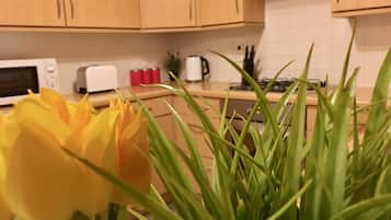 Rumah | Dapur pribadi | Lemari es, microwave, oven, dan kompor