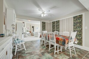 Dining - Private 4-bedroom Suite For The Delight Of Children And Adults Alike (Summerland)