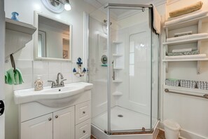 Bañera con ducha, secador de pelo, toallas, jabón