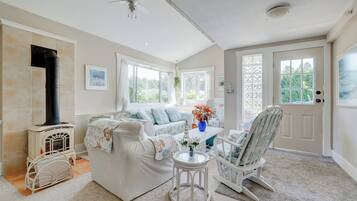 Televisie, een open haard, een dvd-speler en een tafeltennistafel