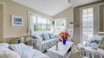 Televisie, een open haard, een dvd-speler en een tafeltennistafel