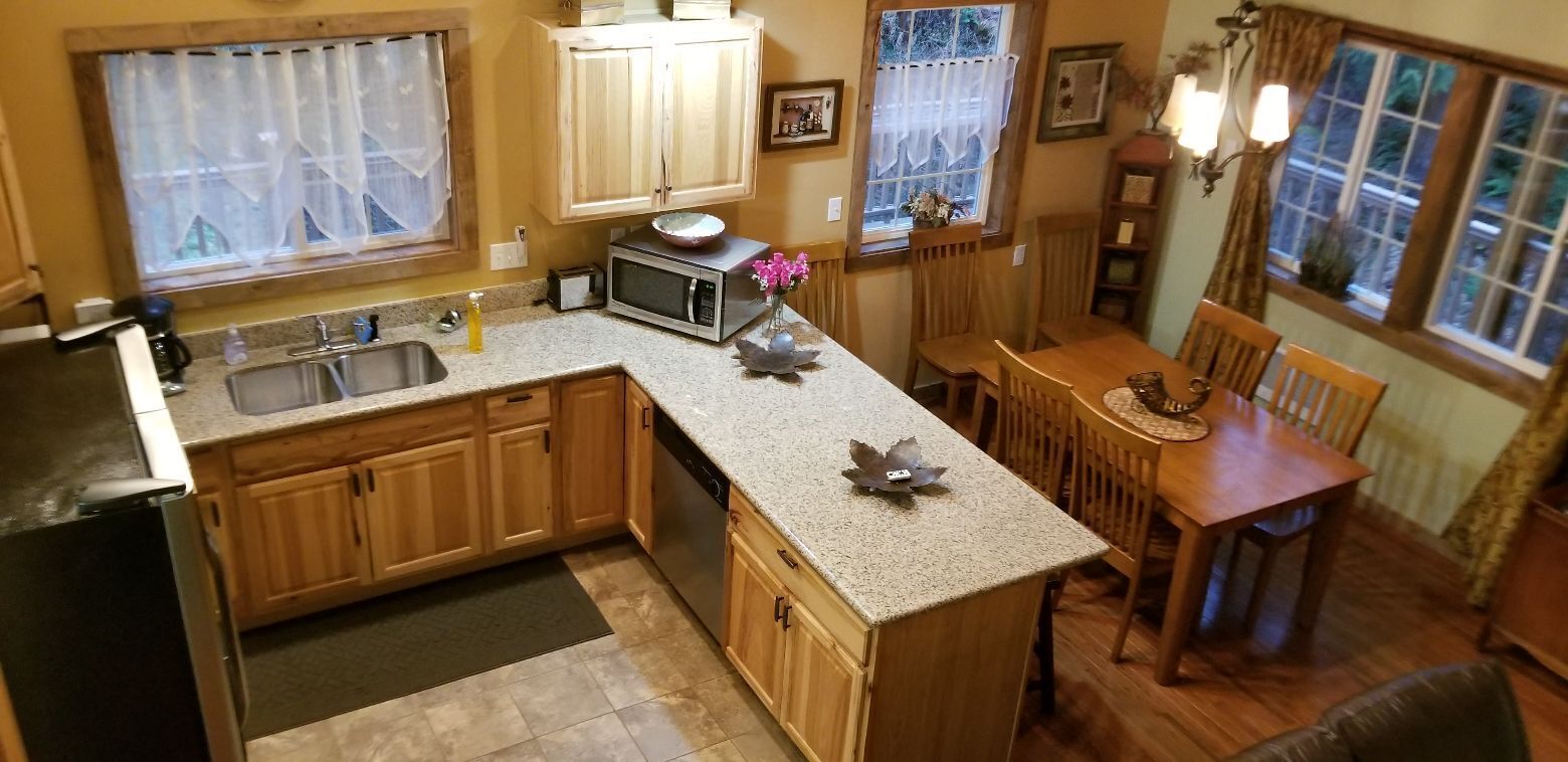 Forest Ridge Chalet, New Hot Tub, Wifi, Fireplace, Ski White Pass