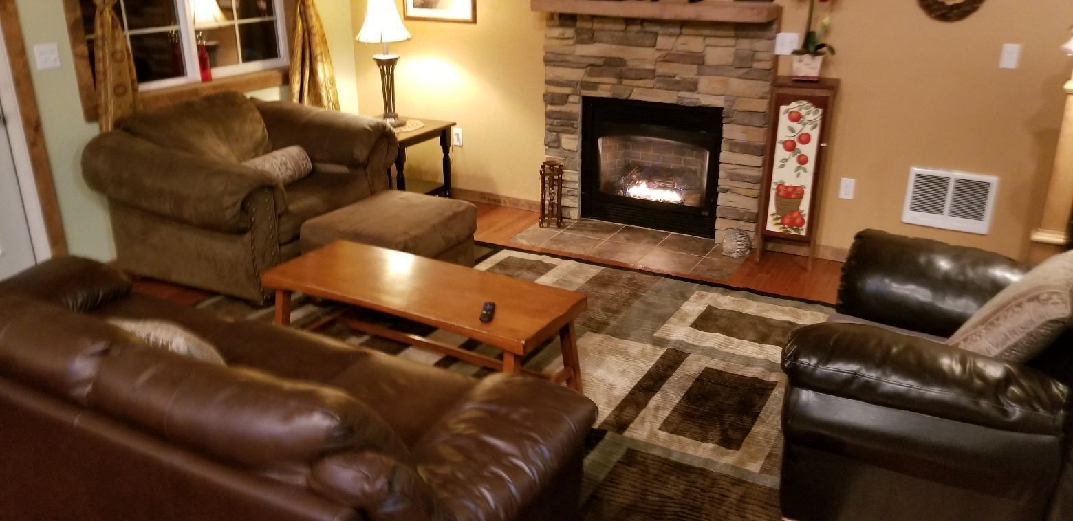 Forest Ridge Chalet, New Hot Tub, Wifi, Fireplace, Ski White Pass