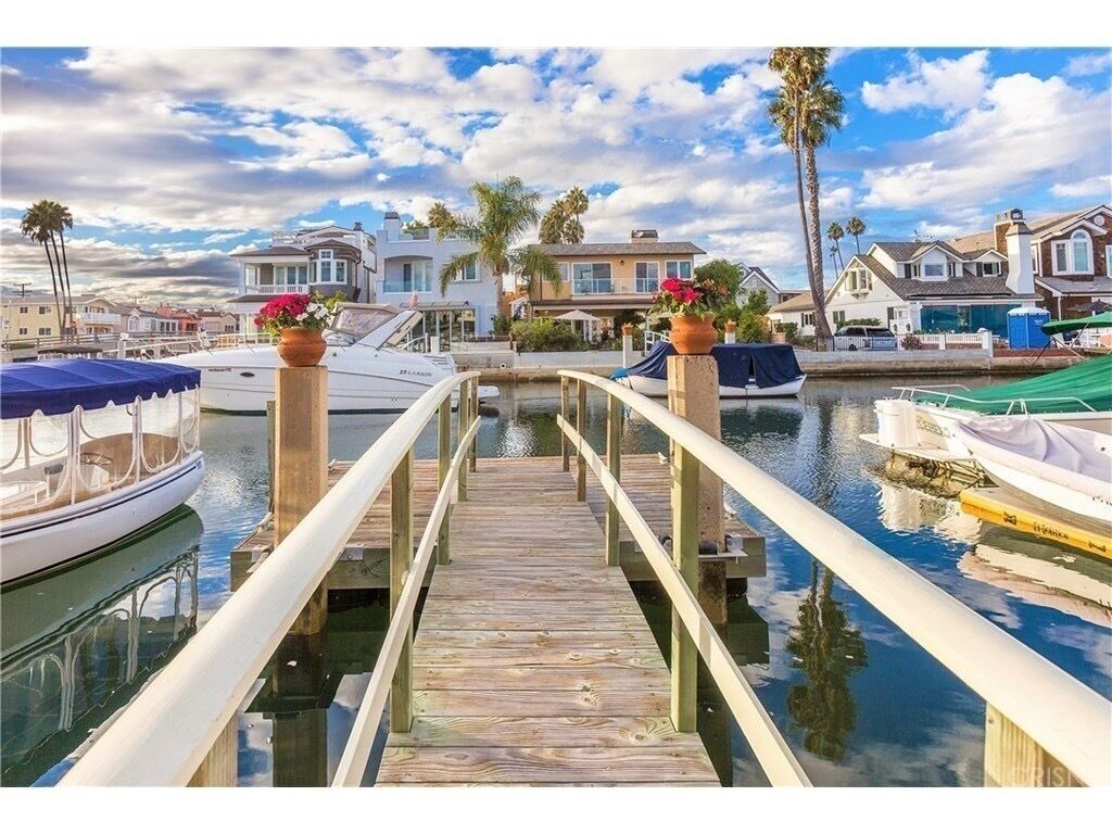 Bayfront Retreat! On the bay and 2-blocks from the beach!