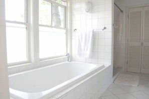 Kombinert dusj/badekar, hårføner, håndklær og såpe