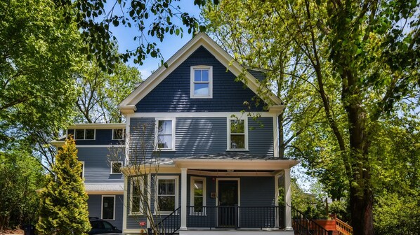 Exterior - 15 minutes to Historic Sights and World Cup Transport. (Boston)