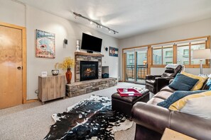 TV, caminetto, lettore DVD, libri