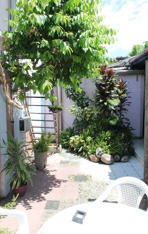 早餐,供應午餐和晚餐