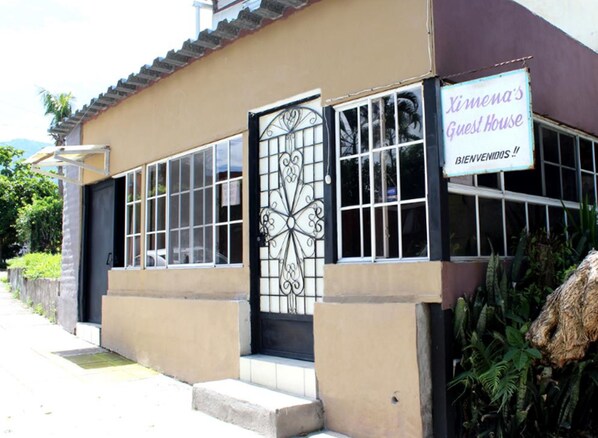 Vista frontal de la propiedad