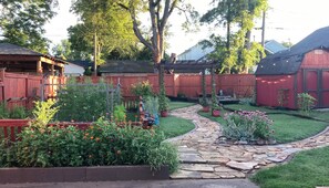 Property grounds - Pet-Friendly Backyard Oasis in the Nations (Nashville)