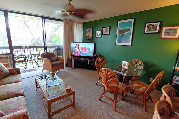 Dining, entertainment area, lanai